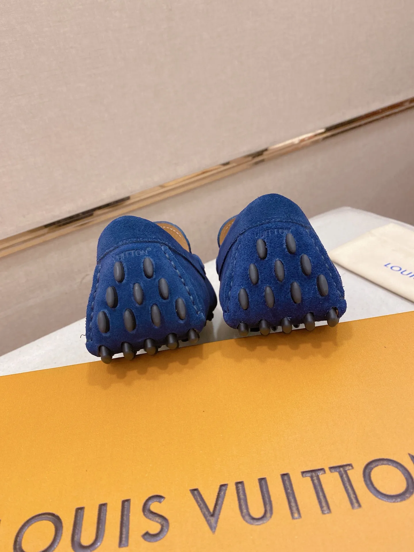Factory price: 500💰High-end quality! LV 🆕🆕Exclusive hot-selling products in stock🔥🔥New products on the shelves, high-quality Ferragamo men's pea shoes, high-end casual driving shoes, with complete packaging! 💪 💪 Material: Imported suede cowhide 🐂 + Imported high-quality buffalo leather lining + wear-resistant outsole 👍🏻👍🏻 Features: High-end and comfortable, purely handmade 🚀 🚀 Create the perfect shoes that suit you best 🔥 🔥 Size: (38-44) 45 standard size can be customized!